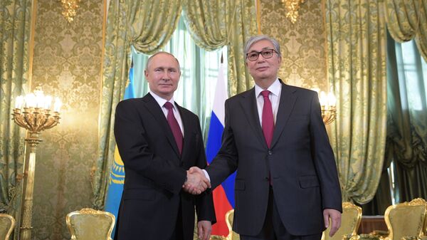 Kazakistan'ın yeni Devlet Başkanı Kasım Cömert Tokayev ile Rusya Devlet Başkanı Vladimir Putin - Sputnik Türkiye