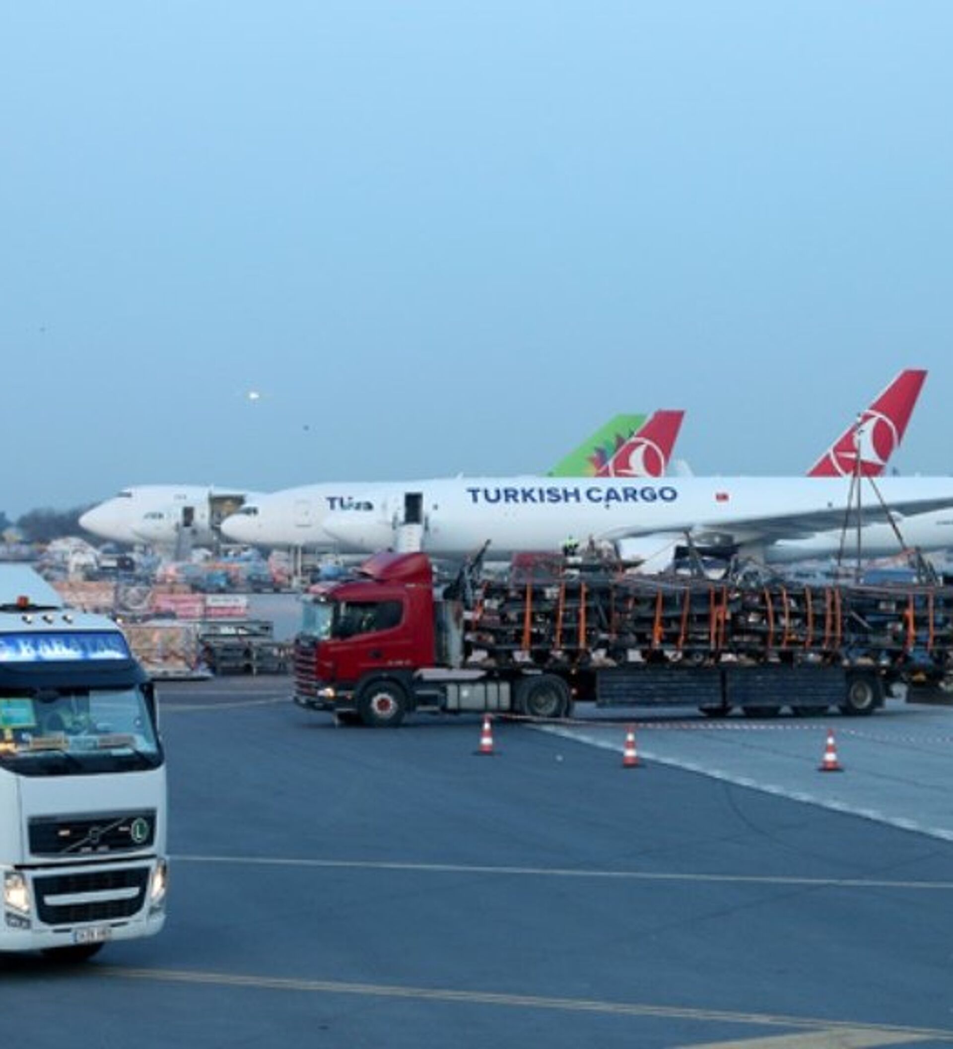 Аэропорт турция россия. Аэропорт Ататюрк Стамбул. Turkish Airlines новый аэропорт Стамбул. Карго Турция. Истанбул Турция аэропорт трап.