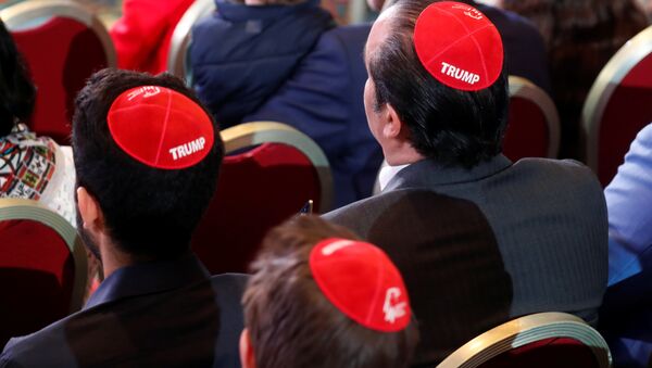 ABD Başkanı Donald Trump'ın Las Vegas'taki Cumhuriyetçi Yahudi Koalisyonu toplantısına hitabını dinlemeye gelenler arasında Yahudilerin dini takkesi kippayı Trump yazısı işlenmiş halde giyenler de vardı. - Sputnik Türkiye
