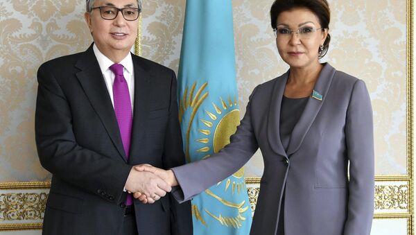 Kazakistan'ın ilk Devlet Başkanı Nursultan Nazarbayev'in kızı ve Kazakistan Senatosu Başkanı Dariga Nazarbayeva ile devlet başkanlığı görevini devralan Kasım Cömert Tokayev - Sputnik Türkiye