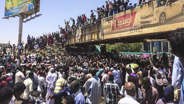 Protesters rally in front of the military headquarters in the capital Khartoum, Sudan, Monday, April 8, 2019 - Sputnik Türkiye