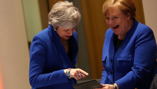 AB'nin 10 Nisan 2019'daki Brexit zirvesinde Merkel ile May iPad'e bakıp kahkahaları koyverirken... - Sputnik Türkiye