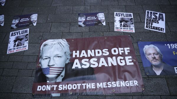 WikiLeaks kurucusu Julian Assange'ın tutuklanması İngiltere'de protesto edildi - Sputnik Türkiye