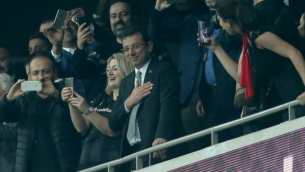 Ekrem İmamoğlu (sağda) maçı Beşiktaş Kulübü Başkanı Fikret Orman (solda) ile izledi. - Sputnik Türkiye