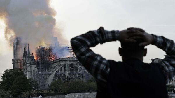 Paris'teki Notre Dame Katedrali'ni saran alevler yaklaşık dokuz saatte söndürülebildi. - Sputnik Türkiye