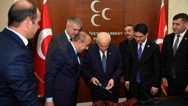 Devlet Bahçeli'ye hediye 149 yıllık tabanca - Sputnik Türkiye
