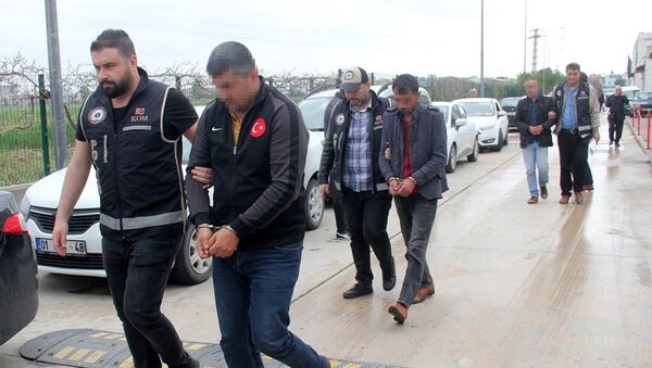 Adana'da içinde kaliforniyum olduğu öne sürülen maddesi 20 bin dolara satmaya çalıştığı öne sürülen Suriyeli bir kişi ile ona yardım ettiği ileri sürülen iki Türk zanlı adli kontrol tedbiriyle tutuksuz yargılanmak üzere serbest bırakıldı  - Sputnik Türkiye