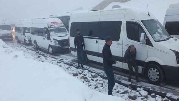 Adıyaman'ın Kahta ilçesindeki Nemrut Dağı'nda kar ve tipi nedeniyle mahsur kalan turistler 5 saat süren çalışmayla kurtarıldı. - Sputnik Türkiye