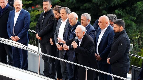 CHP Genel Başkanı Kemal Kılıçdaroğlu, Çubuk'taki şehit cenazesinde uğradığı saldırının ardından partisinin genel merkezine geldi. Kılıçdaroğlu, genel merkez önünde otobüs üzerinden partililere seslendi. - Sputnik Türkiye