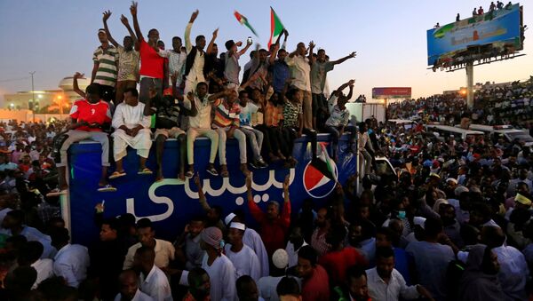 Sudan'ın başkenti Hartum'da savunma bakanlığı önünde binlerce protestocunun biraraya geldiği toplantının ardından Beşir rejiminin kalıntılarından oluşmakla suçladıkları Askeri Geçiş Konseyi ile temasları askıya aldıkları ve sivil bir geçiş konseyinin yönetime gelmesini istedikleri açıklandı.  - Sputnik Türkiye