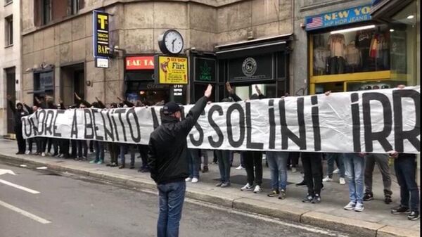 Lazio ve Inter taraftarlarının 'Mussolini'ye övgü' pankartına soruşturma - Sputnik Türkiye