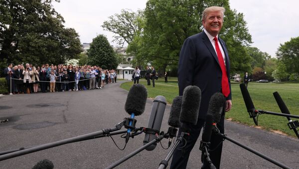 ABD Başkanı Donald Trump  Beyaz Saray'dan çıkarken gazetecilerle sohbet etti. (26 Nisan 2019) - Sputnik Türkiye