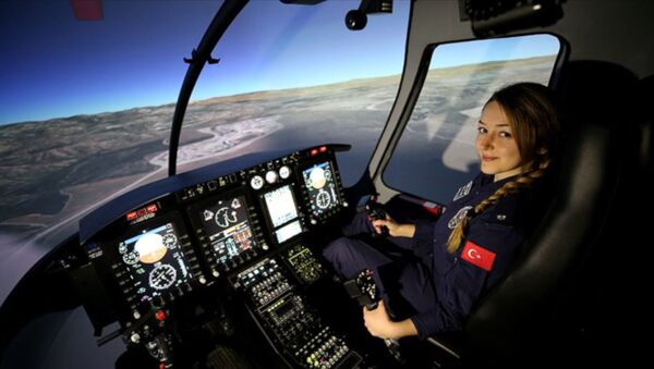 Türk Polis Teşkilatının ilk kadın helikopter pilotu Komiser Yardımcısı Elif Gökçe Erol, emniyetin faaliyetleri kapsamında gece gündüz gökyüzünde görev yapıyor. - Sputnik Türkiye