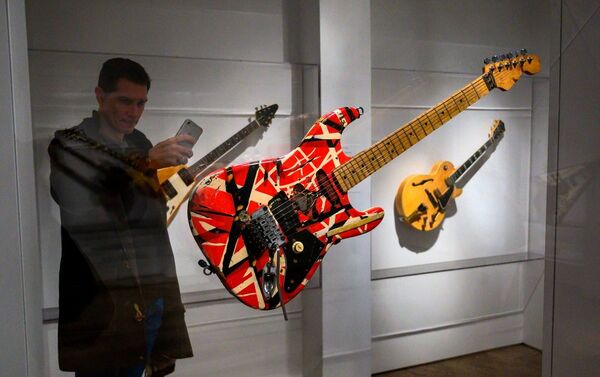 New York Metropolitan Müzesi'nde 'Rock 'n' Roll' enstrümanları sergisi - Sputnik Türkiye