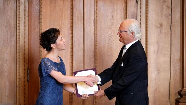 İsveç Kraliyet Bilimler Akademisi tarafından Türk bilim insanı Dr. Hatice Zora'ya (solda), Beyinde dil ve duygu gelişimi konusundaki çalışmaları nedeniyle Kraliyet Hanedanı ödülü verildi. Kraliyet Sarayı'ndaki ödül töreninde, Hatice Zora ödülünü İsveç Kralı Carl 16. Gustaf'dan (sağda) aldı. - Sputnik Türkiye