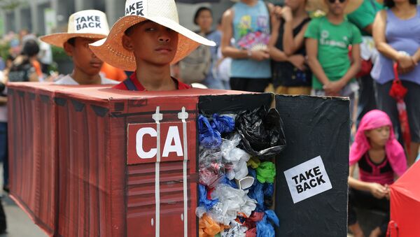 Kanada'nın Manila limanına bıraktığı çöpler Filipinler'de yıllardır protesto ediliyor. - Sputnik Türkiye
