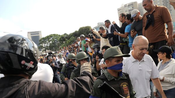 Venezüella’da kendisini devlet başkanı ilan eden Ulusal Meclis Başkanı Juan Guaido, kendisini destekleyen askerlerle birlikte orduya darbe çağrısı yaptı.  - Sputnik Türkiye
