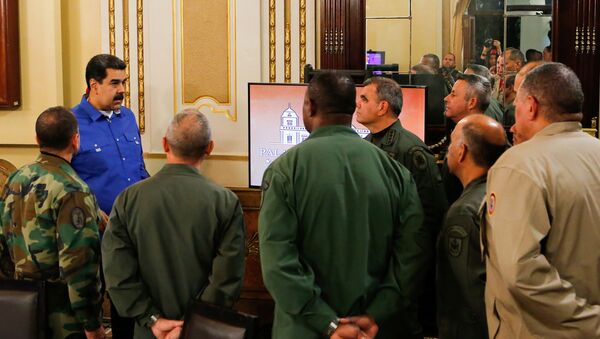 Venezüella Devlet Başkanı Nicolas Maduro, bastırılan darbe girişiminin ardından, başkanlık sarayı Miraflores'te ordu mensuplarıyla bir araya geldi. - Sputnik Türkiye