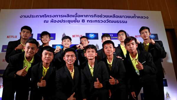 Tayland’da bir mağarada iki haftadan uzun bir süre mahsur kalan Wild Boars (Yaban Domuzları) futbol takımının 12 oyuncusu ve takım kaptanları - Sputnik Türkiye