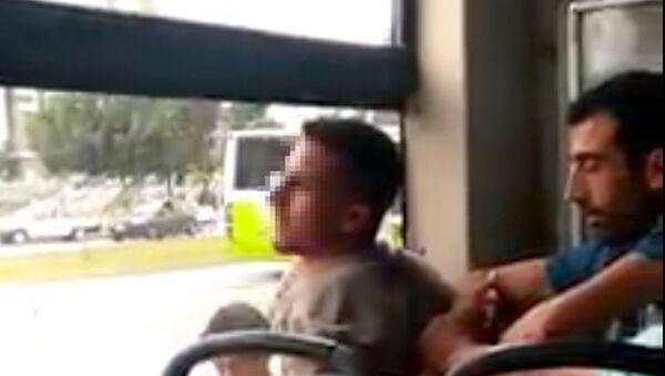 Adana'da belediye otobüsünde bir kadını taciz ettiği iddia edilen ismi açıklanmayan kişi, yolcular tarafından etkisiz hale getirilip çağrılan polis ekiplerine teslim edildi - Sputnik Türkiye