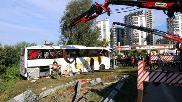 Adana'da yolcu otobüsünün şarampole devrilmesi sonucu iki kişi öldü, 29 kişi yaralandı.  - Sputnik Türkiye