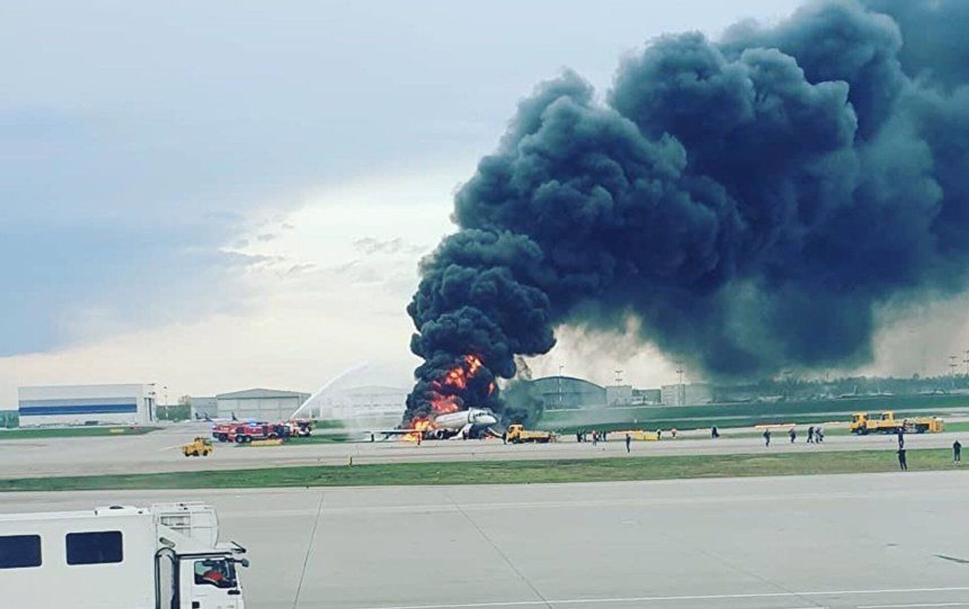 Аэропорт шереметьево 2019. Крушение SSJ 100 В Шереметьево. Катастрофа в Шереметьево 2019. Горящий Суперджет в Шереметьево. Катастрофа SSJ 100 В Шереметьеве.