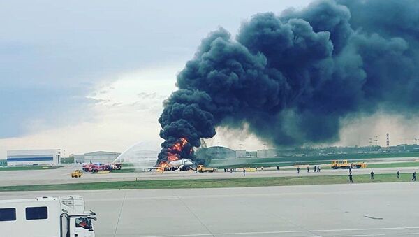 Aeroflot uçağı Şeremetyevo Havalimanı’na acil iniş yaparken alev aldı - Sputnik Türkiye