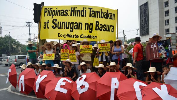 Kanada'nın 2013-2014 yılları arasında Filipinler'e bıraktığı 2450 ton çöp, çevreciler tarafından protesto edildi. - Sputnik Türkiye