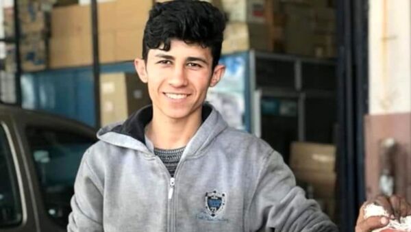 Şanlıurfa'da traktör tamir atölyesinde çalışan 17 yaşındaki Yakup Çetin yaşamını yitirdi. ISİG Meclisi, Çetin'in traktörün hidrolik kolları ile çamurluğuna kafasının sıkışması sonucu yaşamını yitirdiğini açıkladı. - Sputnik Türkiye