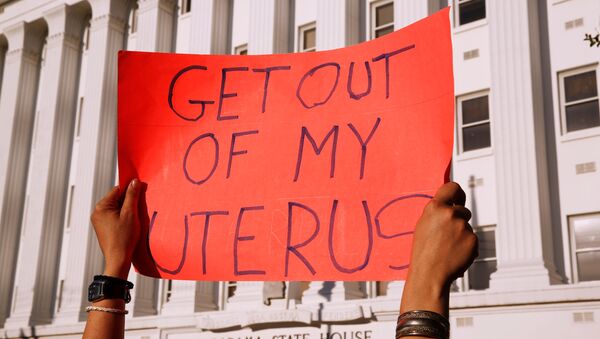 ABD'nin en muhafazakâr eyaletlerinden biri olan Alabama'da kürtajın neredeyse tamamen yasaklanması sonrası siyasetçilerin ve kadın örgütlerinin tepkileri sürüyor. - Sputnik Türkiye