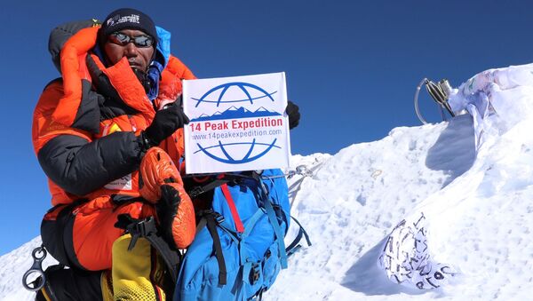 Nepalli şerpa Kami Rita, Everest'in zirvesine 24 kez tırmanarak kendi rekorunu kırdı. - Sputnik Türkiye
