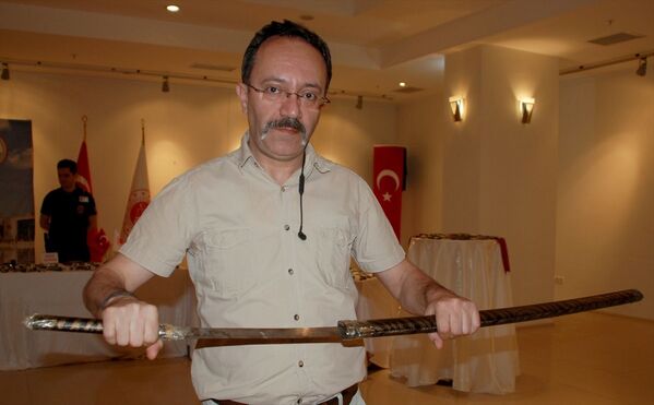 Adliye girişinde el konulan eşyalar sergilendi: Aralarında Samuray kılıcı da var - Sputnik Türkiye