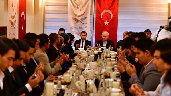 Kılıçdaroğlu imam hatiplilerle iftar yaptı - Sputnik Türkiye