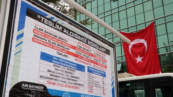 Konya'nın Beyşehir ilçesinin bağımsız belediye başkanı Adil Bayındır, belediyenin borç tablosunu ilçedeki billboardlara astırdı - Sputnik Türkiye