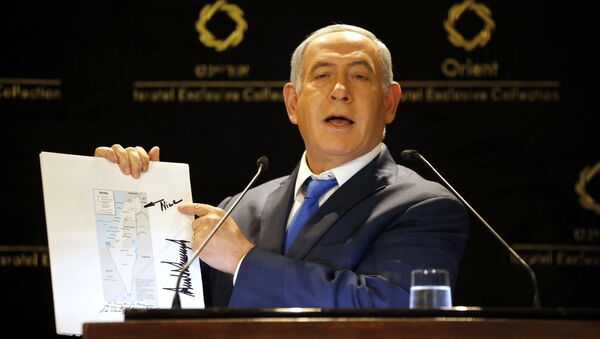 Netanyahu, ABD Dışişleri'nin Golanlı İsrail haritası üzerinde Trump'ın imzası ve çizimlerini basın mensuplarına gösterirken  - Sputnik Türkiye