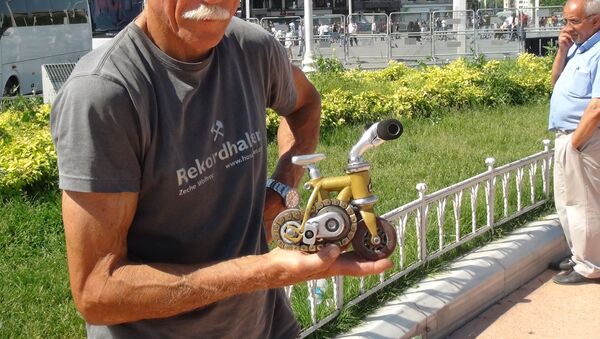 Rus turist Taksim’de 8.5 santimlik bisikletiyle ilgi odağı oldu - Sputnik Türkiye