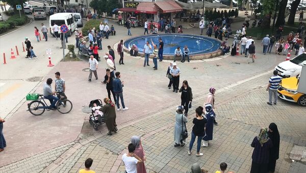 Sakarya'nın Hendek ilçesinde  vatandaşlar, deprem nedeniyle bulundukları mekanlardan dışarı çıktı. - Sputnik Türkiye