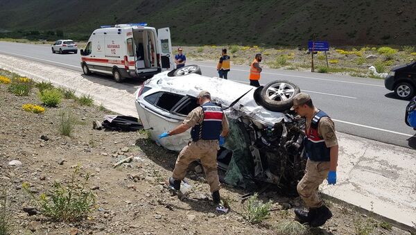 Erzincan trafik kazası: Bayram tatili için yola çıkan anne-baba ve 3 çocuğu yaralandı.  - Sputnik Türkiye