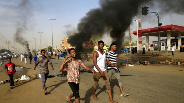 Sudan'da, başkent Hartum'da Genelkurmay Başkanlığı binasının önünde uzun süredir devam eden oturma eylemine son vermek isteyen askerler protestoculara ateş açtı. - Sputnik Türkiye