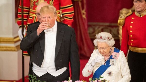 İngiltere Kraliçesi 2. Elizabeth ve ABD Başkanı Donald Trump, ülkeleri arasındaki ortak değerler ve çıkarların önemine vurgu yaptı. - Sputnik Türkiye
