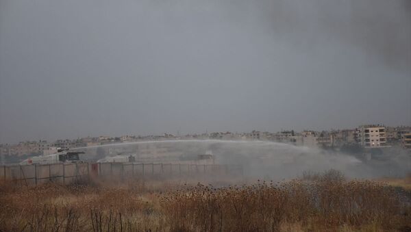 Mardin'in Nusaybin ilçesinde Suriye sınırındaki mayınlı alanda kuru otların tutuşması sonucu yangın çıktı. Yangın, TOMA'ların da kullanıldığı müdahaleyle söndürüldü. - Sputnik Türkiye