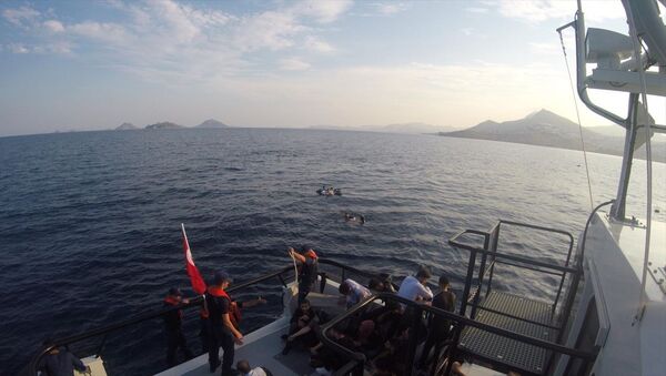Bodrum açıklarında düzensiz göçmenleri taşıyan tekne battı, 31 kişi kurtarıldı, 34 metre derinlikte bulunan teknedeki kayıp kişileri arama kurtarma çalışmaları devam ediyor. - Sputnik Türkiye