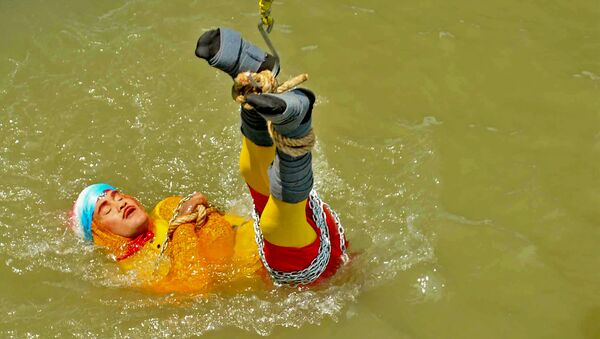 Houdini'nin atlama ve kurtulma numarasını yapmak isteyen Hint sihirbaz Chanchal Lahiri nehirde kayboldu - Sputnik Türkiye