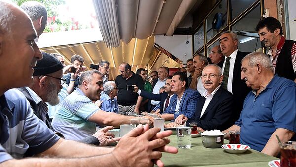 CHP Genel Başkanı Kemal Kılıçdaroğlu, İstanbul'da seçim çalışmaları kapsamında Fatih'teki Zeyrek Kadınlar Pazarını ziyaret etti. - Sputnik Türkiye