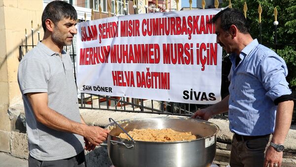 Sivas'ta Mursi için helva dağıtıldı - Sputnik Türkiye
