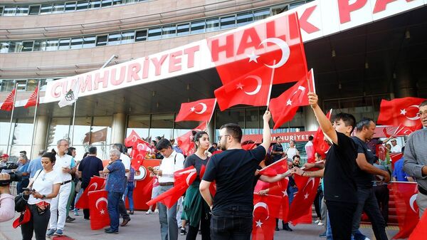 İstanbul Büyükşehir Belediye Başkanlığı seçimine ilişkin ilk sonuçlar, CHP Genel Merkezi'nde sevinçle karşılandı. - Sputnik Türkiye