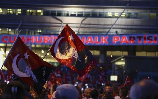 CHP'liler parti genel merkezine gelerek kutlama yaptı. - Sputnik Türkiye