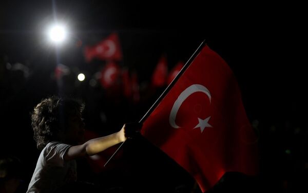 CHP'liler parti genel merkezine gelerek kutlama yaptı.  - Sputnik Türkiye