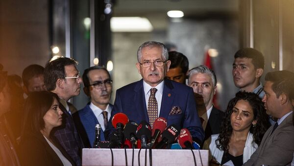Yüksek Seçim Kurulu (YSK) Başkanı Sadi Güven, YSK önünde açıklamalarda bulundu. - Sputnik Türkiye
