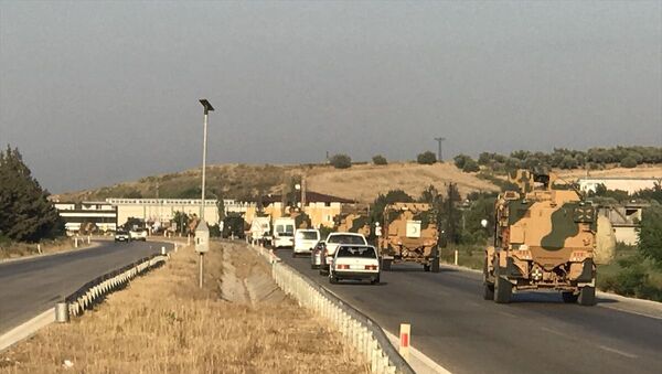 Türk Silahlı Kuvvetleri tarafından Suriye sınırındaki askeri birliklere zırhlı personel taşıyıcısı ve komando takviyesi yapıldı. - Sputnik Türkiye